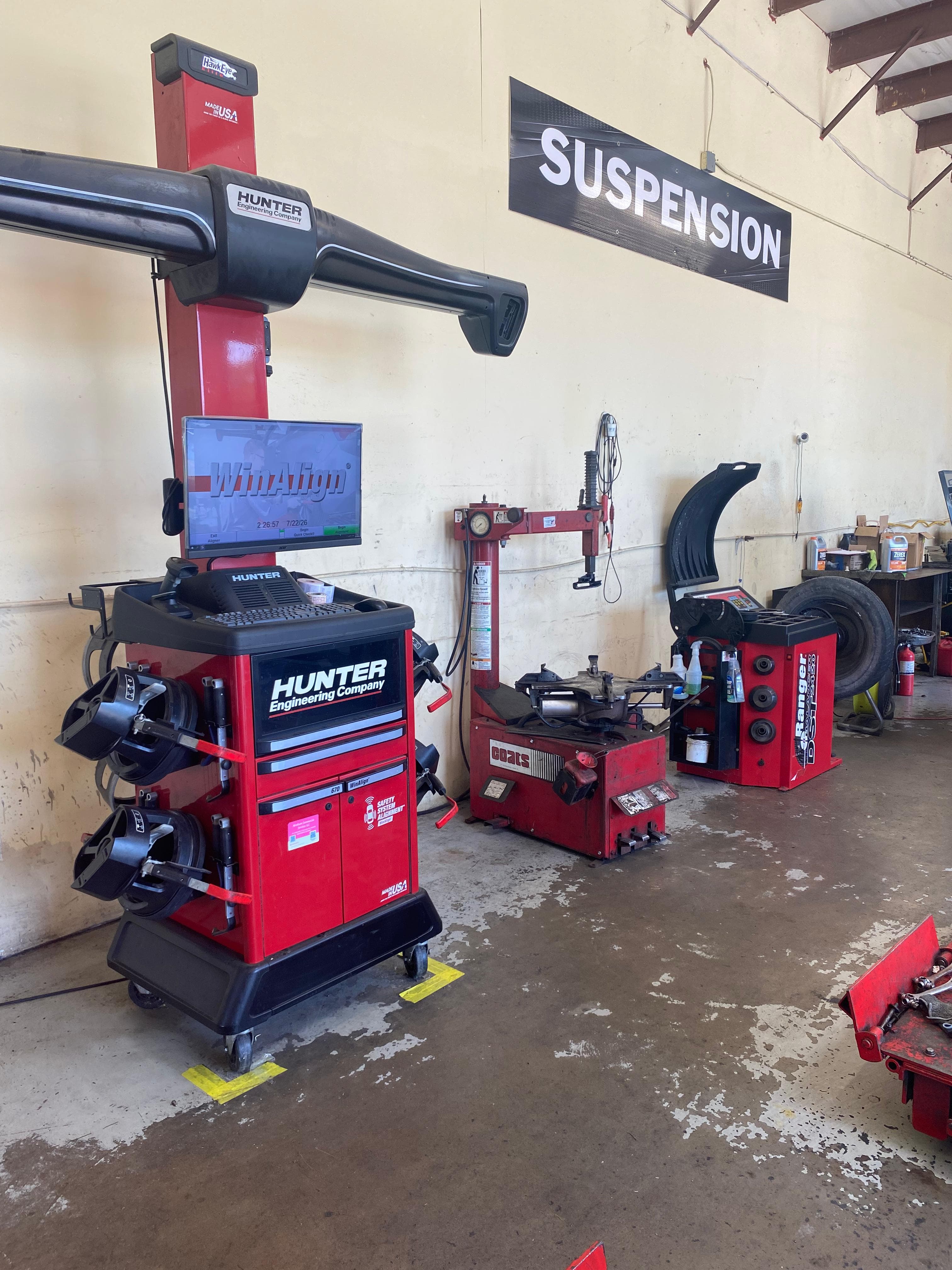 Bahía de alineación con equipo Hunter y rótulo de suspensión en Faktor Auto Repair